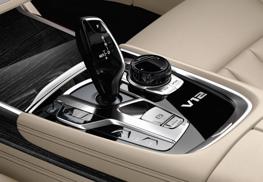 Детали интерьера BMW M760Li xDrive (G12) 2016 года  (WW) (фото 22 из 25)